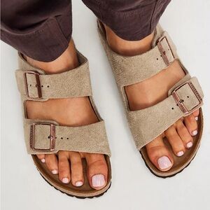 NWT Birkenstock Arizona Soft Footbed Sandals in Taupe Suede